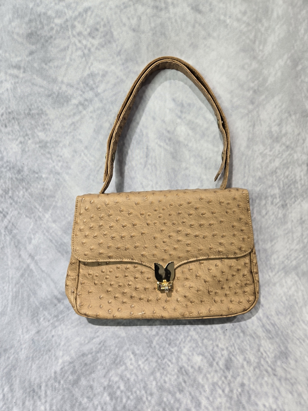 vintage ostrich skin hanClassic Beige Shoulder Bag with Textured Finish